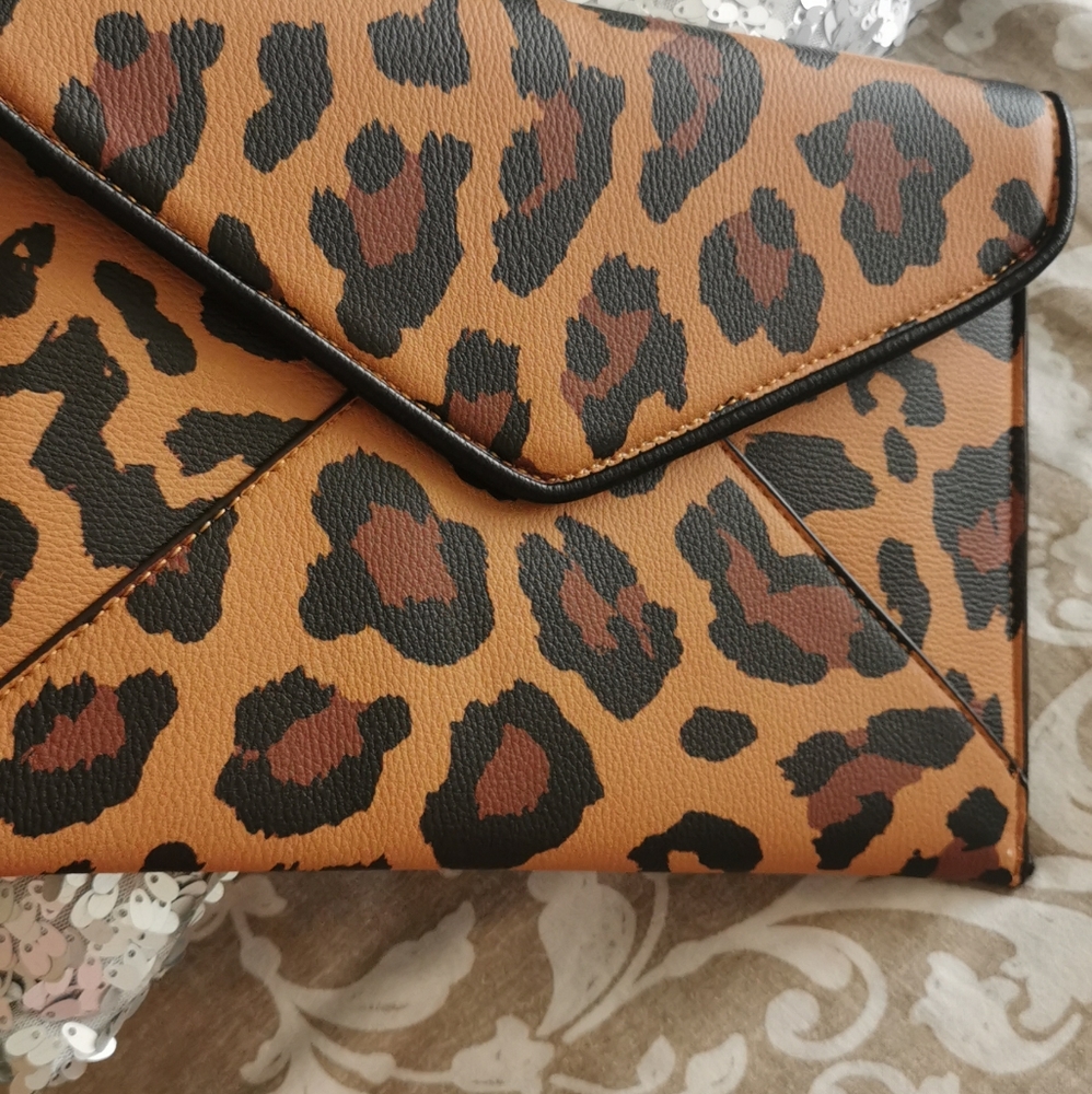 Free Gift Incl‼️NWOT Envelope leopard print  Clutch